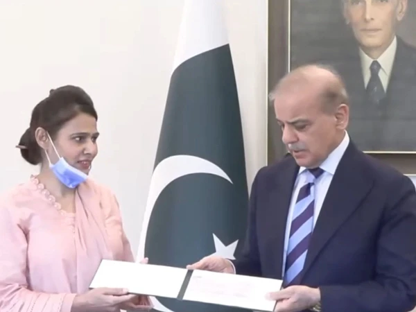 پمز آتشزدگی میں نومولود کو بچانے والی نرس کو تمغہ خدمت اور ایک کروڑ انعام دینے کا اعلان