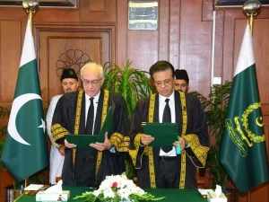 جسٹس منیب اختر نے سپریم کورٹ کے قائم مقام چیف جسٹس کا حلف اٹھا لیا