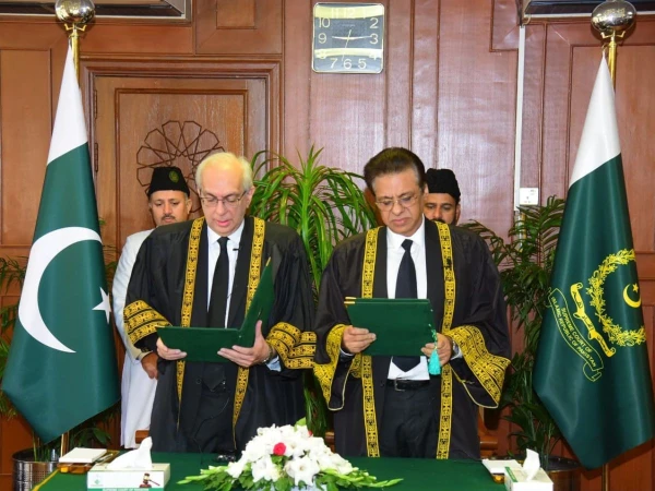 جسٹس منیب اختر نے سپریم کورٹ کے قائم مقام چیف جسٹس کا حلف اٹھا لیا